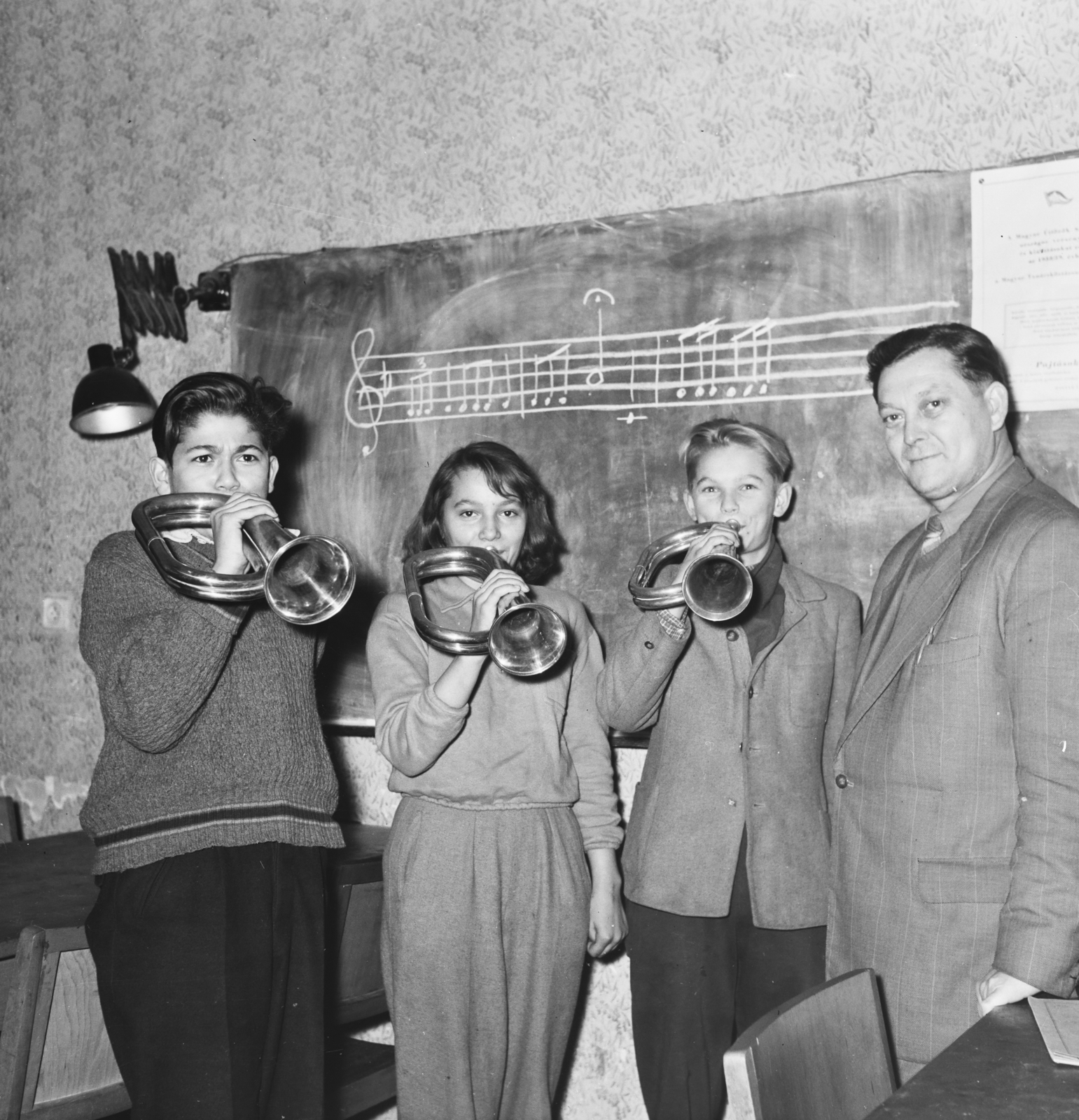 1958, FSZEK Budapest Gyűjtemény / Sándor György, Sándor György, school, trumpet, tableau, kids, blackboard, sheet music, treble clef, Fortepan #116829