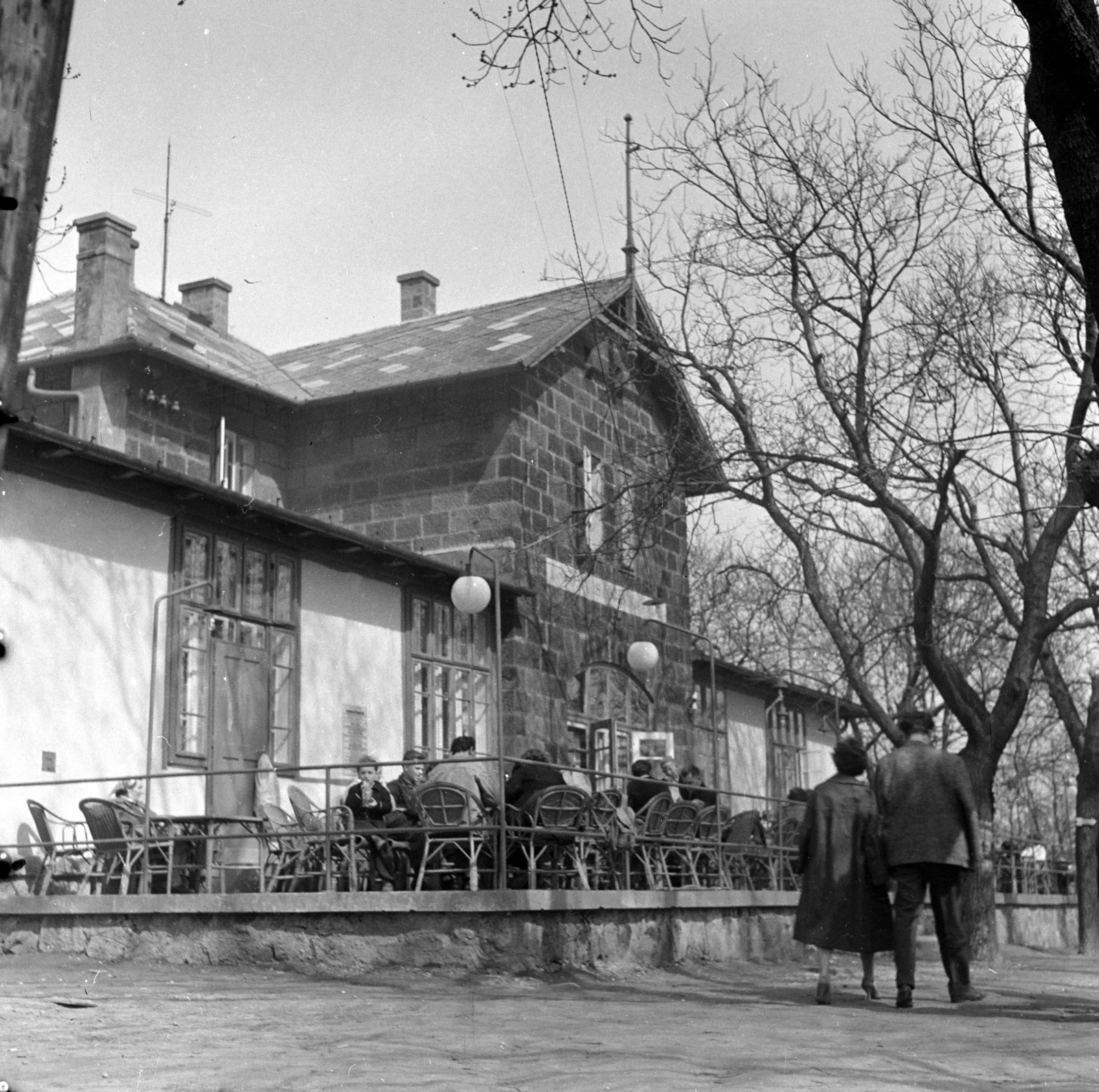 Magyarország, Dobogókő, Eötvös Loránd menedékház., 1958, FSZEK Budapest Gyűjtemény / Sándor György, Sándor György, terasz, képarány: négyzetes, Fortepan #116837