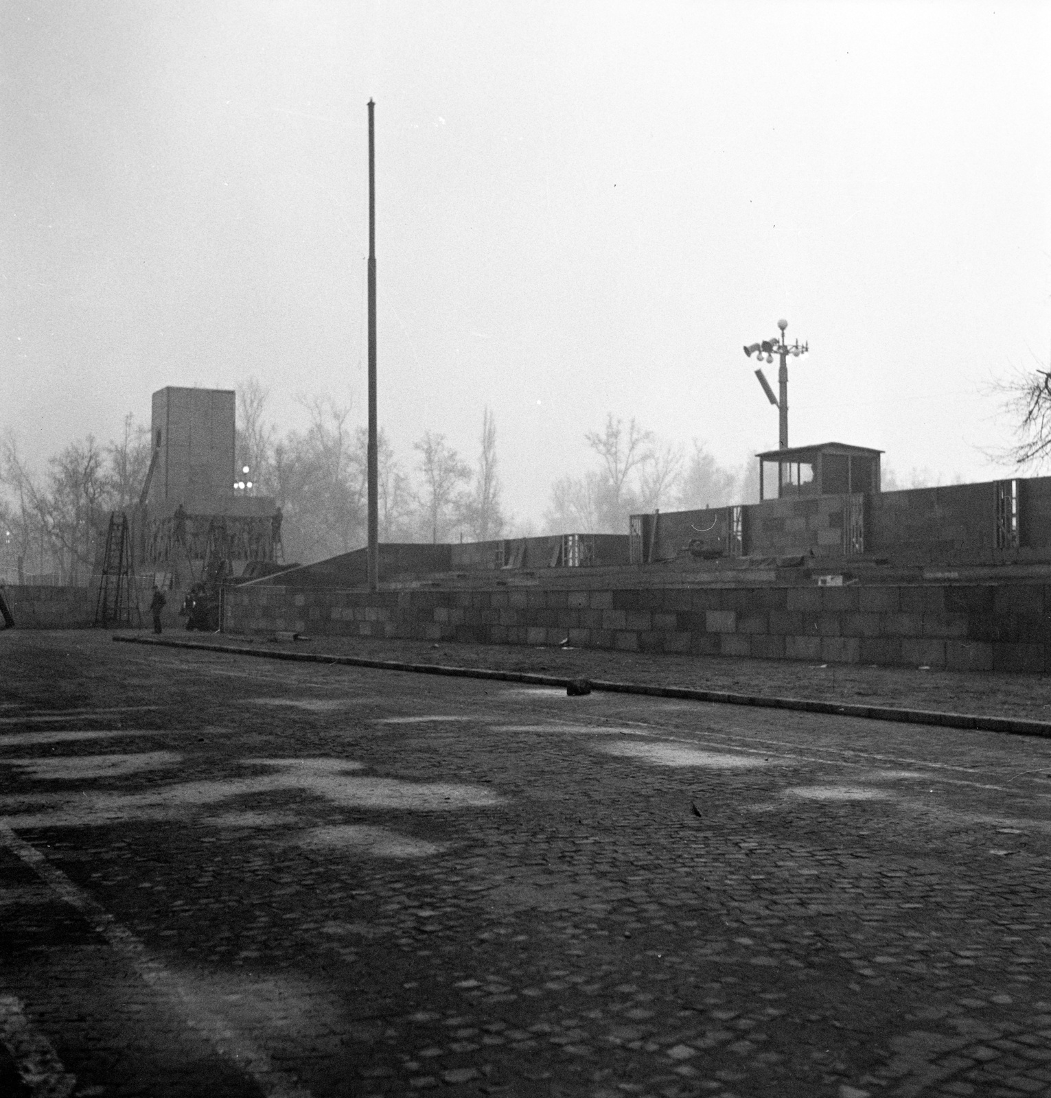 Hungary, Budapest XIV., Ötvenhatosok tere (Felvonulási tér), készül a díszvendégek tribünje a május 1-i felvonulásra. Háttérben a Sztálin szobor egykori talapzata, 1958, FSZEK Budapest Gyűjtemény / Sándor György, Sándor György, Budapest, grandstand, photo aspect ratio: square, Fortepan #116841