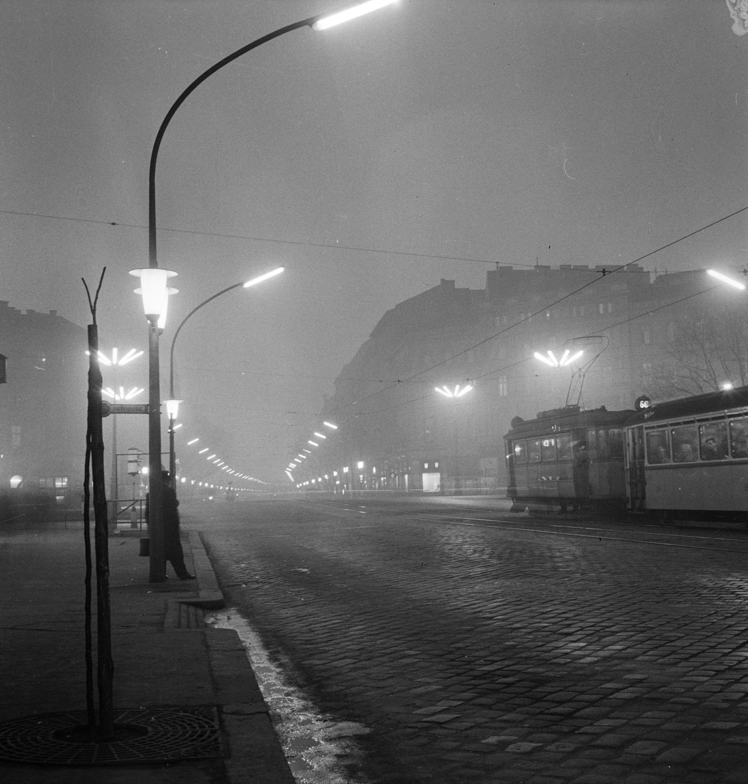 Hungary, Budapest VI., Oktogon (November 7. tér), szemben a Teréz (Lenin) körút a Király (Majakovszkij) utca felé nézve., 1959, FSZEK Budapest Gyűjtemény / Sándor György, Sándor György, tram, night, Budapest, public transport line number, Fortepan #116842