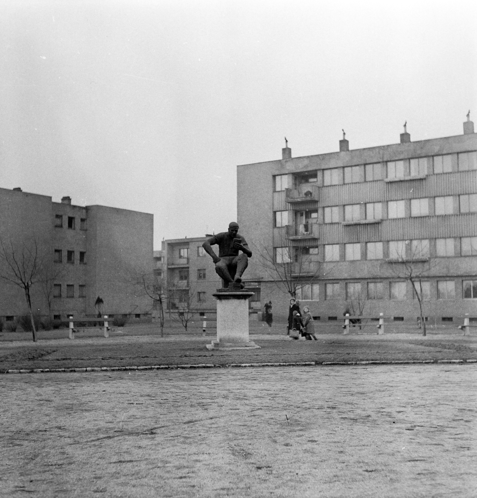 Hungary, Budapest XXI., Béke tér a Szent István út felől nézve. Olvasó munkás-szobor (Beck András, 1951.), 1959, FSZEK Budapest Gyűjtemény / Sándor György, Sándor György, Budapest, sculpture, Fortepan #116858