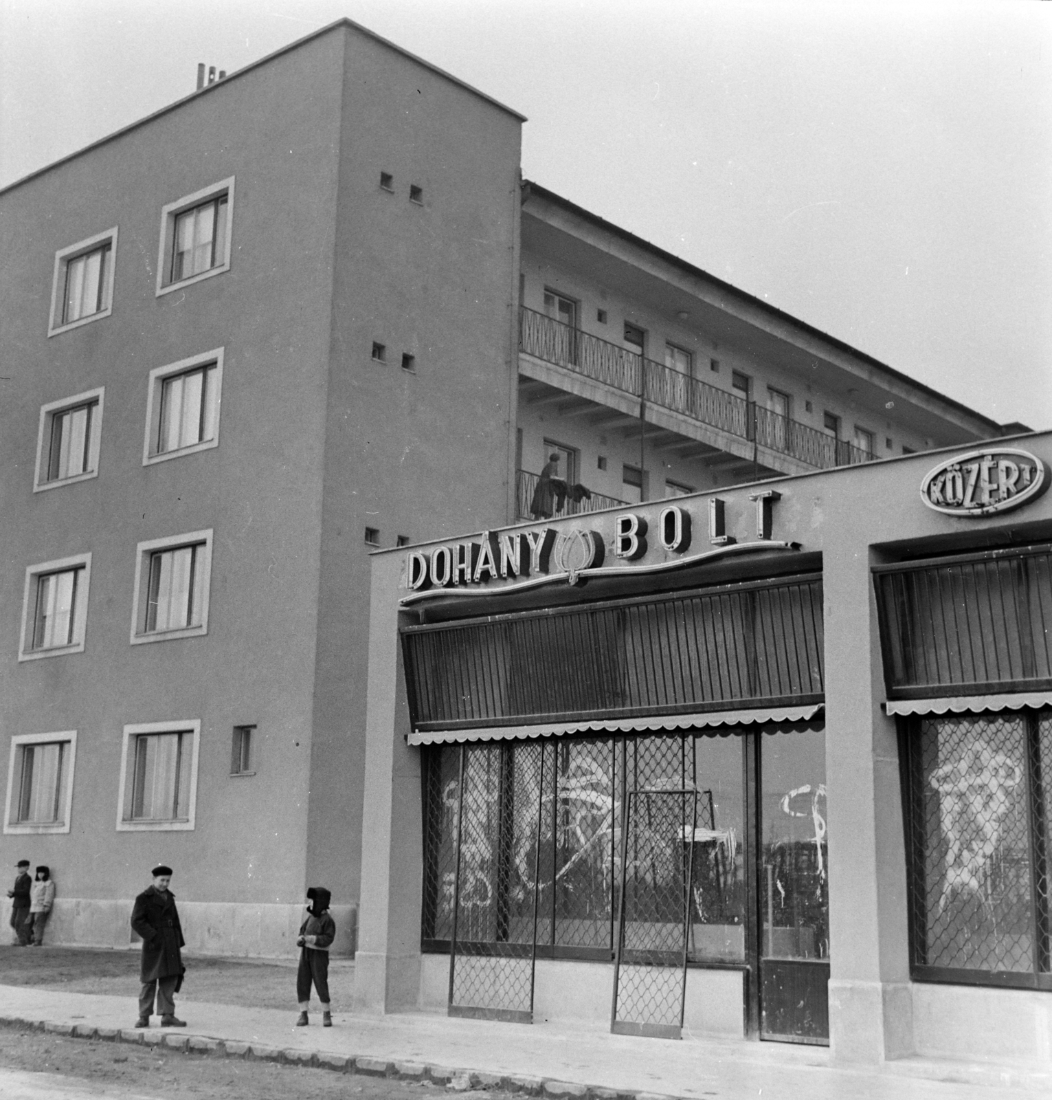 Hungary, Budapest XXI., Csepel, Csillagtelep, Vénusz (780.) utca., 1959, FSZEK Budapest Gyűjtemény / Sándor György, Sándor György, Budapest, tobacco shop, Közért Company, Fortepan #116859