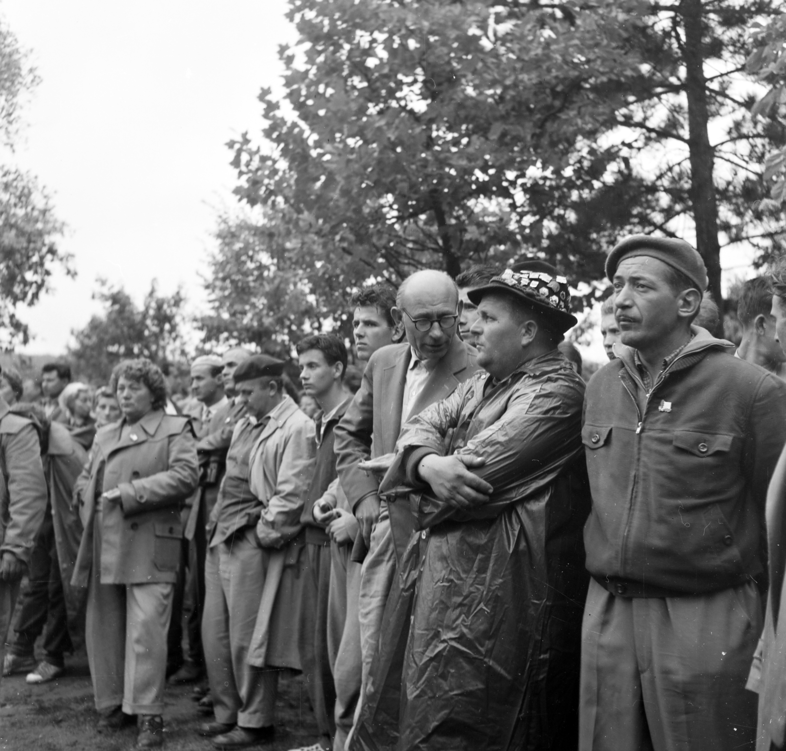 Hungary, 1959, FSZEK Budapest Gyűjtemény / Sándor György, Sándor György, hat, beret, raincoat, badge, tourist, Fortepan #116868