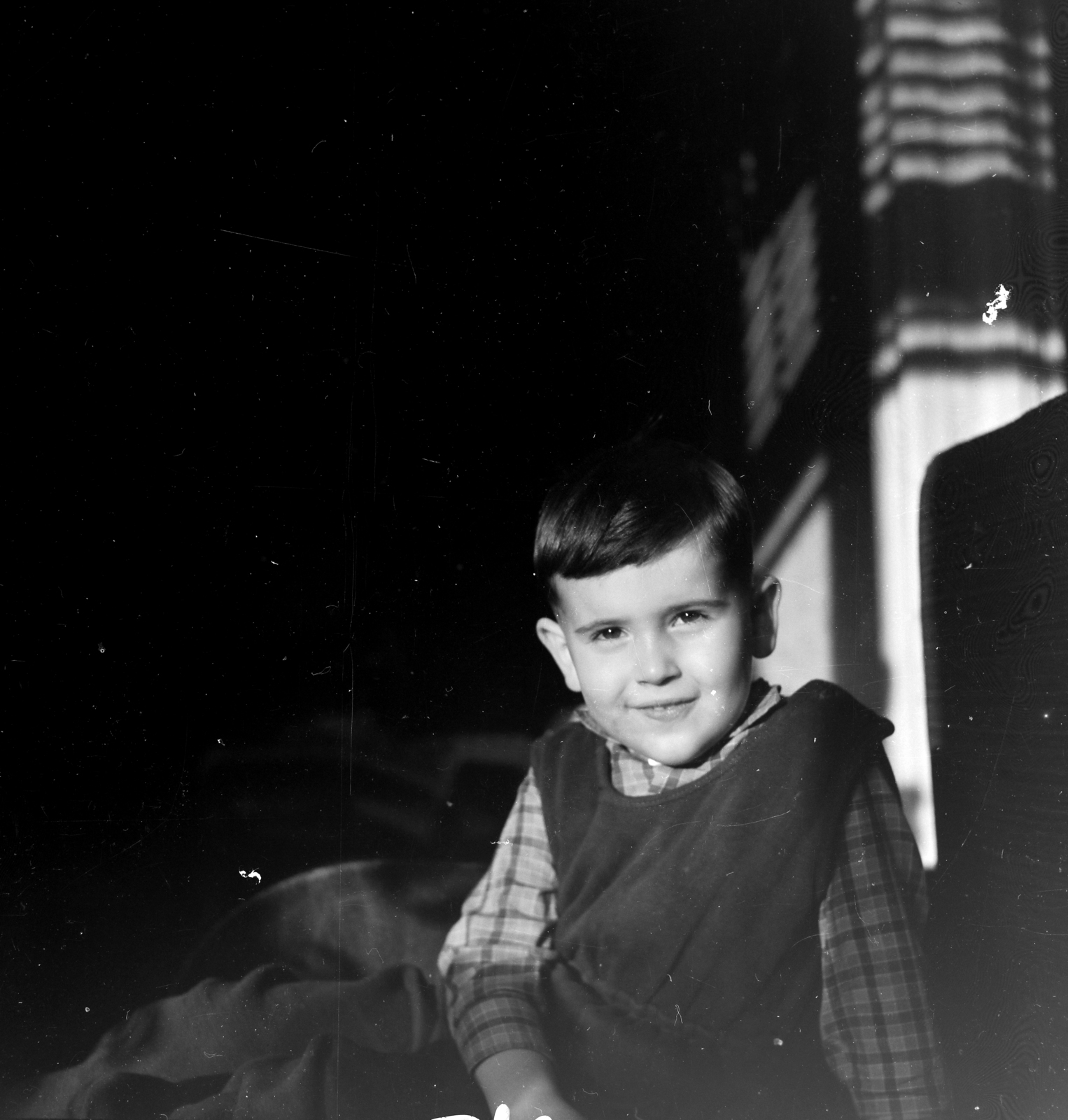 Hungary, 1959, FSZEK Budapest Gyűjtemény / Sándor György, Sándor György, boy, smile, sitting, shadow, vest, close-cropped, kid, Fortepan #116887