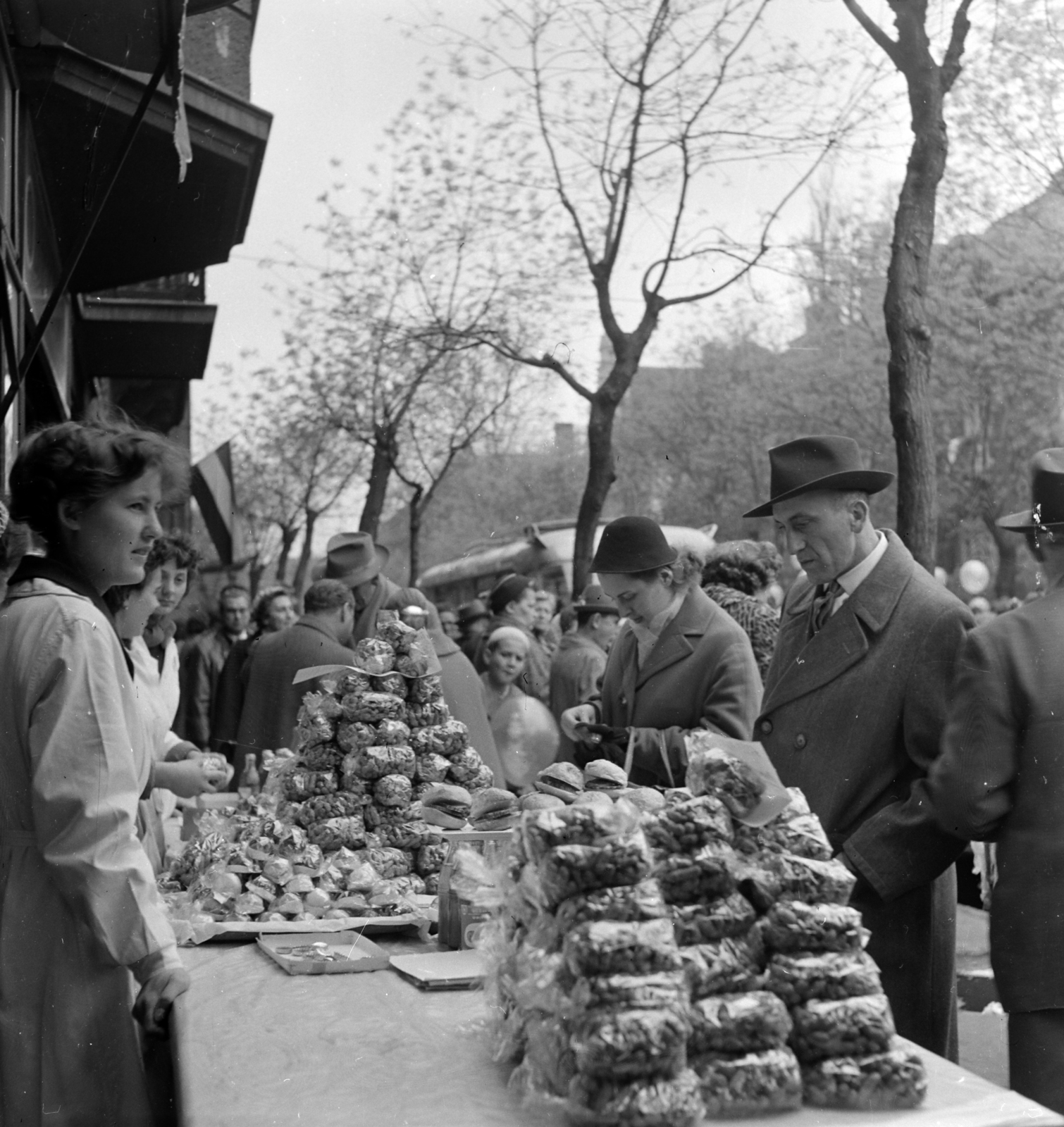 Hungary, 1958, FSZEK Budapest Gyűjtemény / Sándor György, Sándor György, street view, seller, food, Fortepan #116898