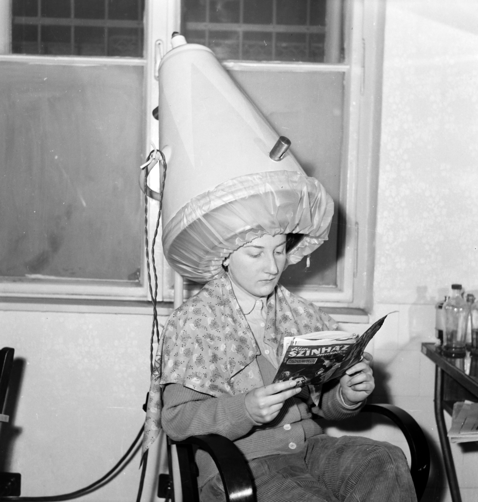Hungary, Budapest VII., Erzsébet (Lenin) körút 14., a Budapesti Állami Fodrászat 30. sz. üzlete. Infravörös sugárzású hajszárító búra, Glavina Miklós találmánya., 1959, FSZEK Budapest Gyűjtemény / Sándor György, Sándor György, reading, newspaper, hairdresser, hair dryer, Budapest, Fortepan #116903