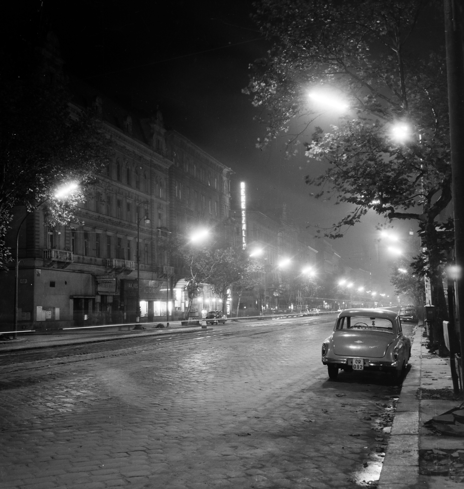 Hungary, Budapest VI., Teréz (Lenin) körút, balra a Szobi utca torkolata, távolabb a Béke szálló., 1958, FSZEK Budapest Gyűjtemény / Sándor György, Sándor György, Wartburg-brand, number plate, Budapest, Fortepan #116905