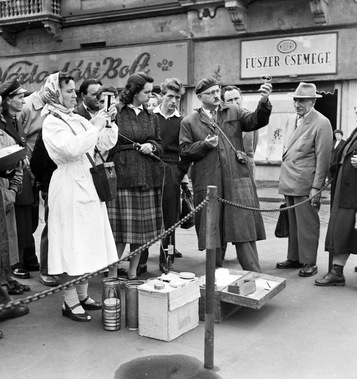 Hungary, Budapest VI., a felvétel a Podmaniczky (Rudas László) utca 1. előtt készült, levegőszennyezettség mérés., 1959, FSZEK Budapest Gyűjtemény / Sándor György, Sándor György, Budapest, hardware store, grocery store, instrument, Fortepan #116907