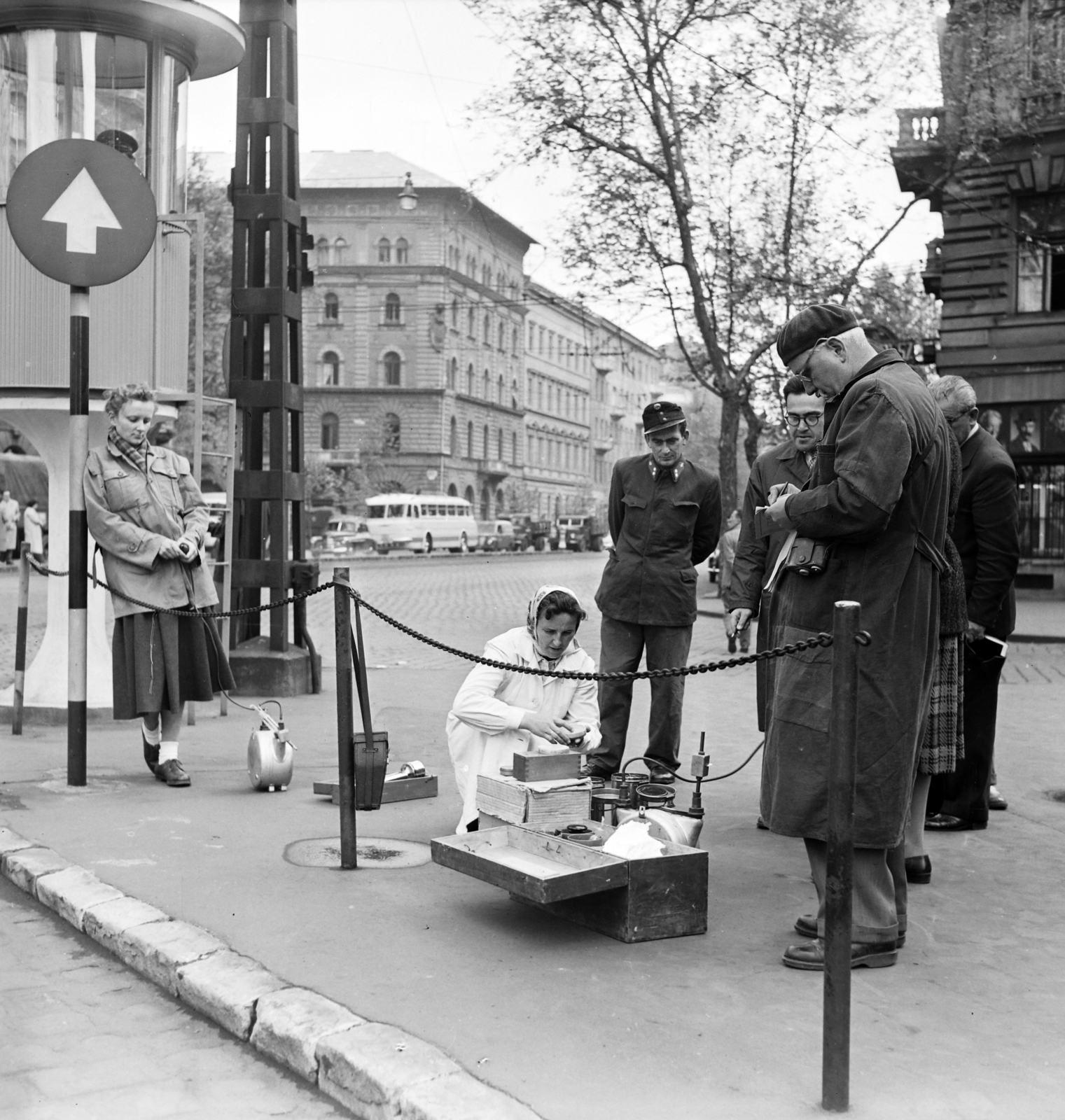 Hungary, Budapest VI., Bajcsy-Zsilinszky út a Nagymező utca és a Podmaniczky (Rudas László) utca találkozásánál. Levegőszennyezettség mérés., 1959, FSZEK Budapest Gyűjtemény / Sándor György, Sándor György, Budapest, Fortepan #116908