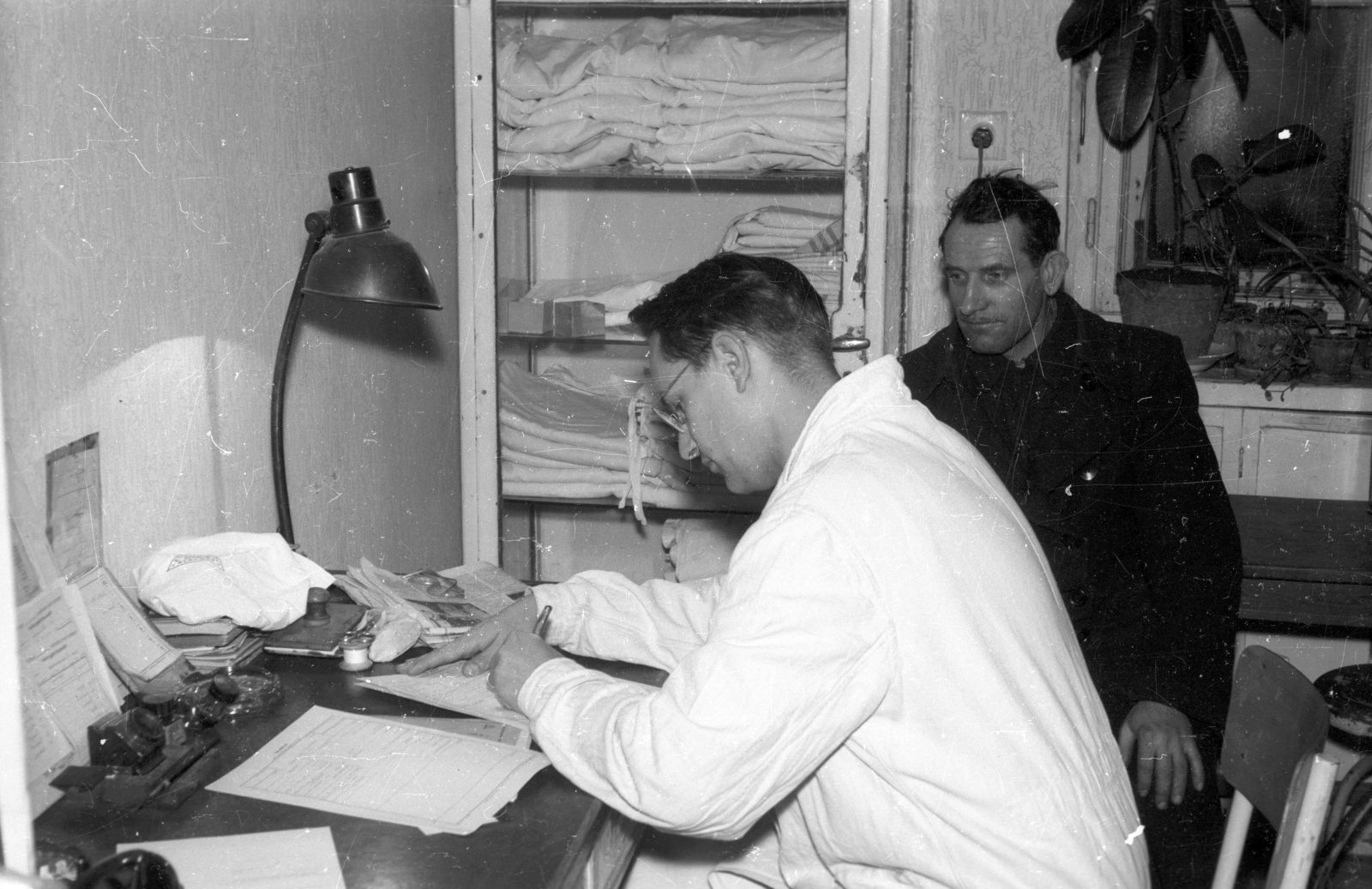 Hungary, 1958, FSZEK Budapest Gyűjtemény / Sándor György, Sándor György, doctor, doctor's office, Fortepan #116919
