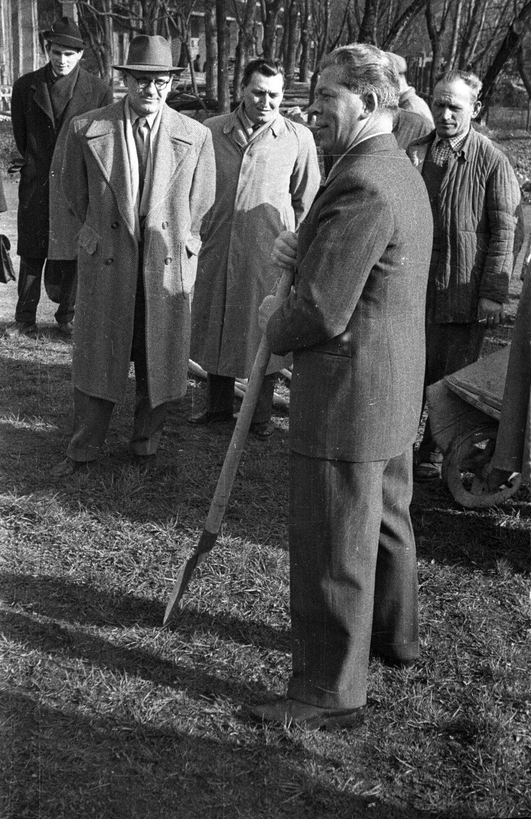 Hungary, Margit Islands, Budapest, Marosán György a Hajós Alfréd Nemzeti Sportuszodánál az új medence építésének indulásakor., 1958, FSZEK Budapest Gyűjtemény / Sándor György, Sándor György, celebrity, politician, spade, Fortepan #116922