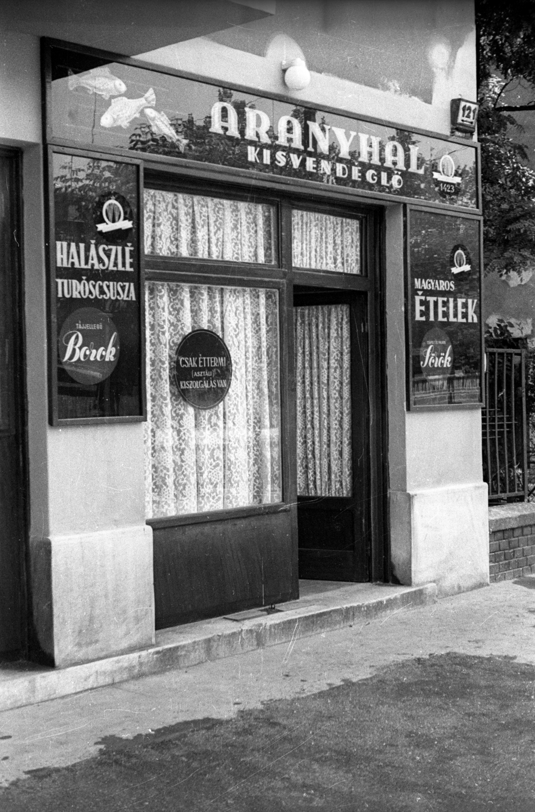Hungary, Budapest XIV., Thököly út 121., Aranyhal Étterem., 1958, FSZEK Budapest Gyűjtemény / Sándor György, Sándor György, restaurant, Budapest, store display, Fortepan #116923