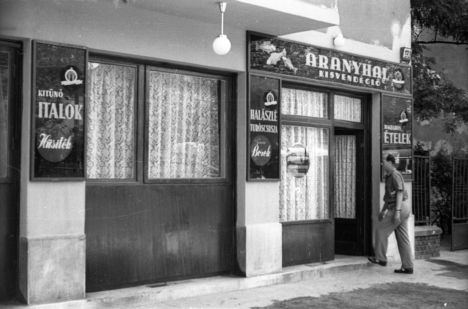 Hungary, Budapest XIV., Thököly út 121., Aranyhal Étterem., 1958, FSZEK Budapest Gyűjtemény / Sándor György, Sándor György, restaurant, Budapest, store display, Fortepan #116924