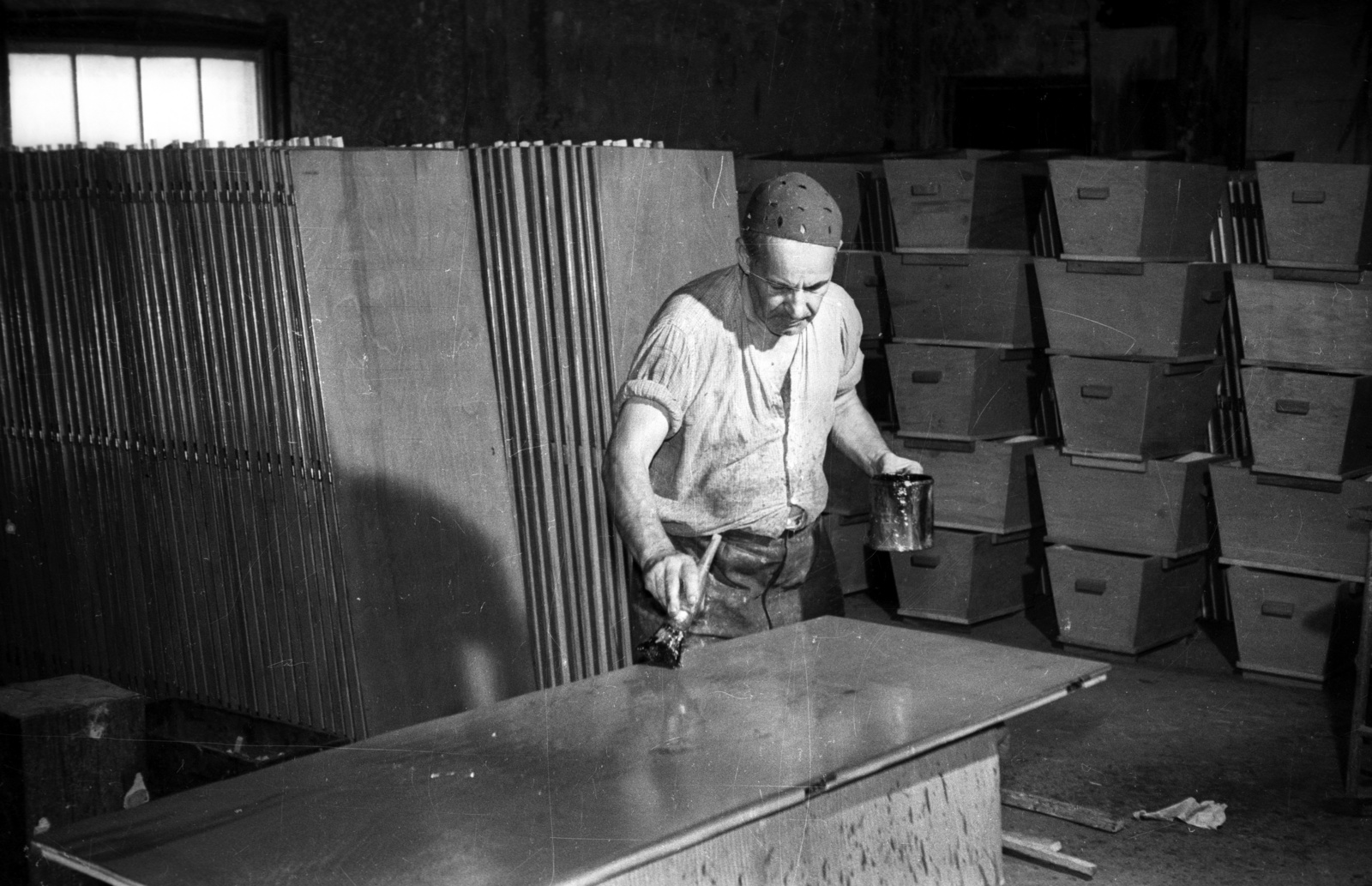 Magyarország, Budapest IV., Geduly utca 1-3., Iskolabútorgyár., 1957, FSZEK Budapest Gyűjtemény / Sándor György, Sándor György, Budapest, festés, munkás, szemetes, ecset, műhely, Fortepan #116927