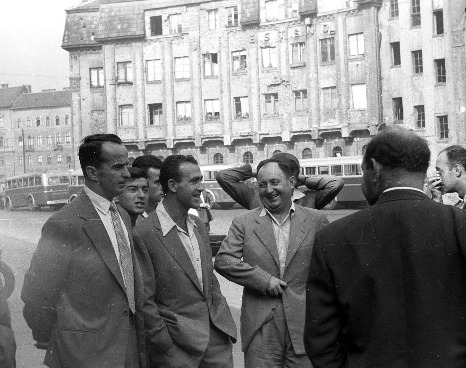 Hungary, Budapest VI., a Westend-ház udvara. A képen a Crvena Zvezda futballcsapat játékosai láthatók, akik az 1957. július 20-i Vasas elleni Közép-európai Kupa (KK) meccsre érkeztek., 1957, FSZEK Budapest Gyűjtemény / Sándor György, Sándor György, bus, Budapest, Fortepan #116931