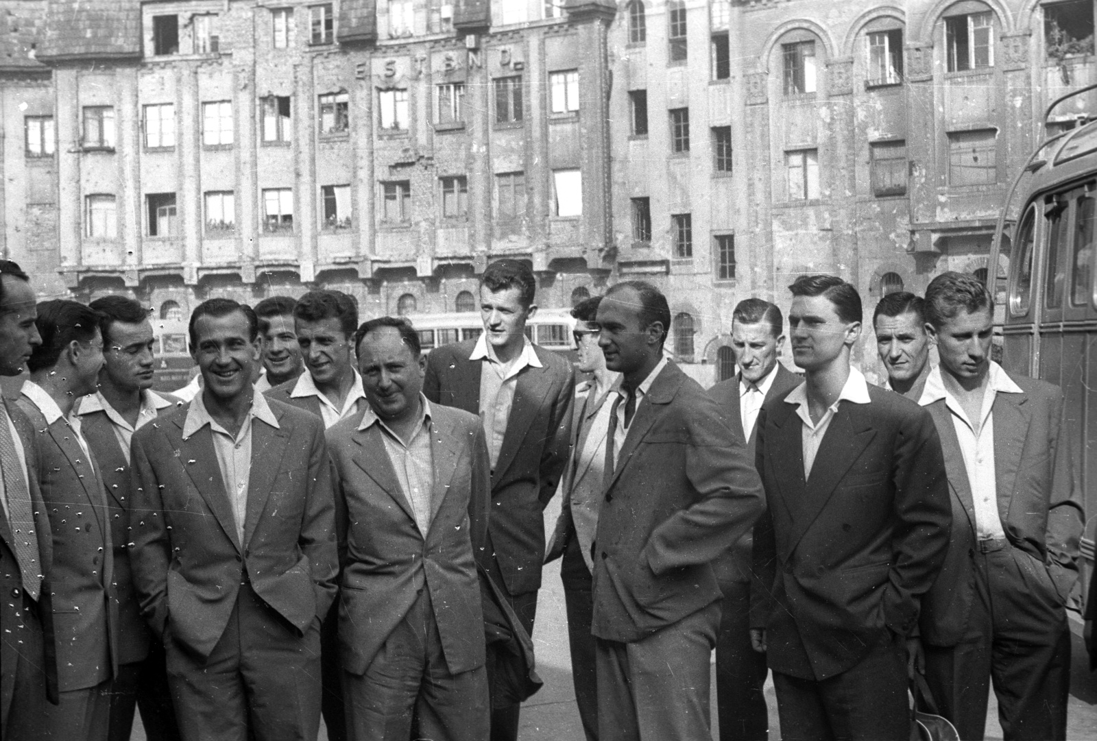 Magyarország, Budapest VI., a Westend-ház udvara. A képen a Crvena Zvezda futballcsapat játékosai láthatók, akik az 1957. július 20-i Vasas elleni Közép-európai Kupa (KK) meccsre érkeztek., 1957, FSZEK Budapest Gyűjtemény / Sándor György, Sándor György, Budapest, labdarúgás, Fortepan #116932