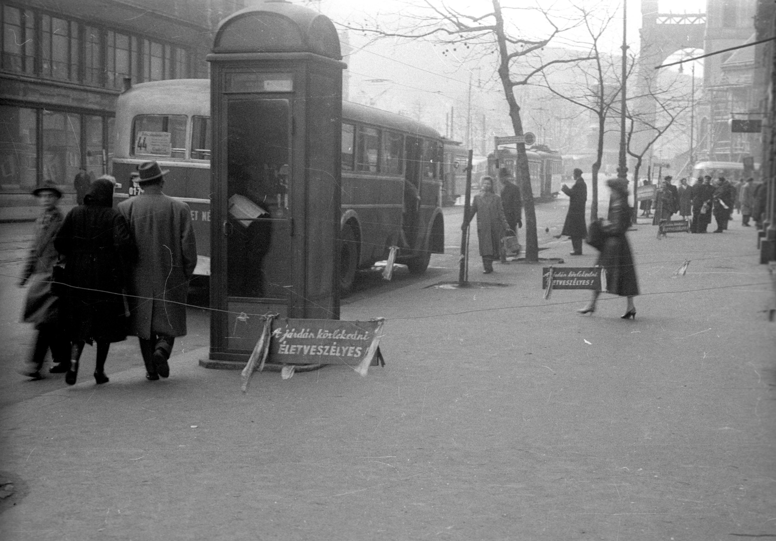 Hungary, Budapest V., Szabad sajtó út, háttérben a Gellért-hegy., 1959, FSZEK Budapest Gyűjtemény / Sándor György, Sándor György, bus, Budapest, phone booth, Fortepan #116936