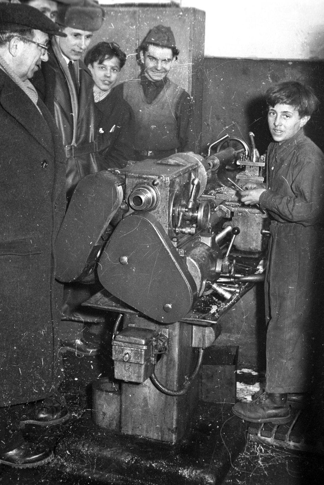 Hungary, Budapest IX., Timót utca 3., MÜM 2. sz. szakmunkástanuló intézet (később a BGSZC Szily Kálmán Műszaki Szakgimnáziuma, Szakközépiskolája és Kollégiuma). Budapesti munkásőrparancsnokok látogatása, Halas Lajos a munkásőrség országos parancsnoka vezetésével., 1959, FSZEK Budapest Gyűjtemény / Sándor György, Sándor György, Budapest, student, Fortepan #116943