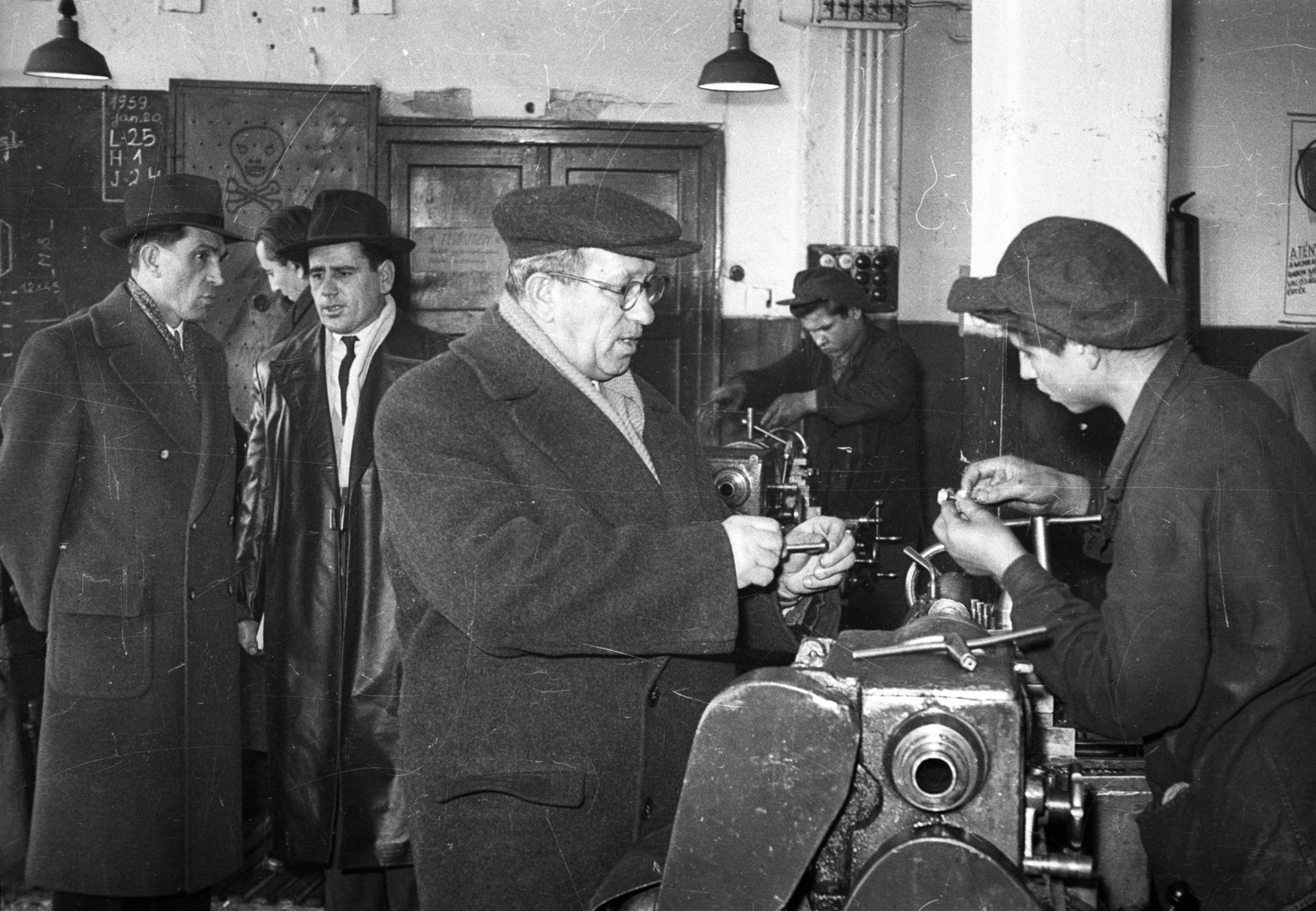 Hungary, Budapest IX., Timót utca 3., MÜM 2. sz. szakmunkástanuló intézet (később a BGSZC Szily Kálmán Műszaki Szakgimnáziuma, Szakközépiskolája és Kollégiuma). Budapesti munkásőrparancsnokok látogatása, Halas Lajos a munkásőrség országos parancsnoka vezetésével., 1959, FSZEK Budapest Gyűjtemény / Sándor György, Sándor György, lathe, Budapest, Fortepan #116944