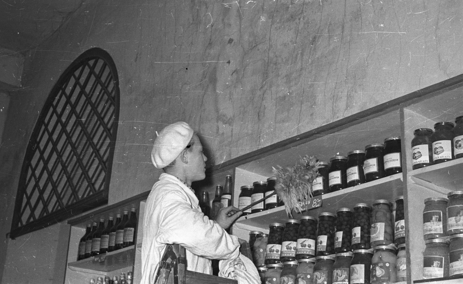 1957, FSZEK Budapest Gyűjtemény / Sándor György, Sándor György, tin can, display, cleaning, preserve, Fortepan #116945