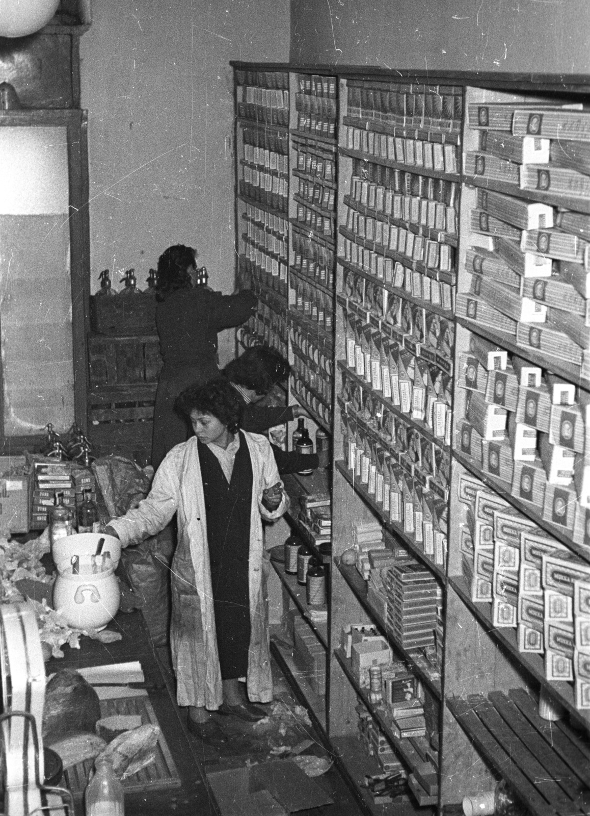 1957, FSZEK Budapest Gyűjtemény / Sándor György, Sándor György, display, shop interior, vendor, grocery store, Fortepan #116946