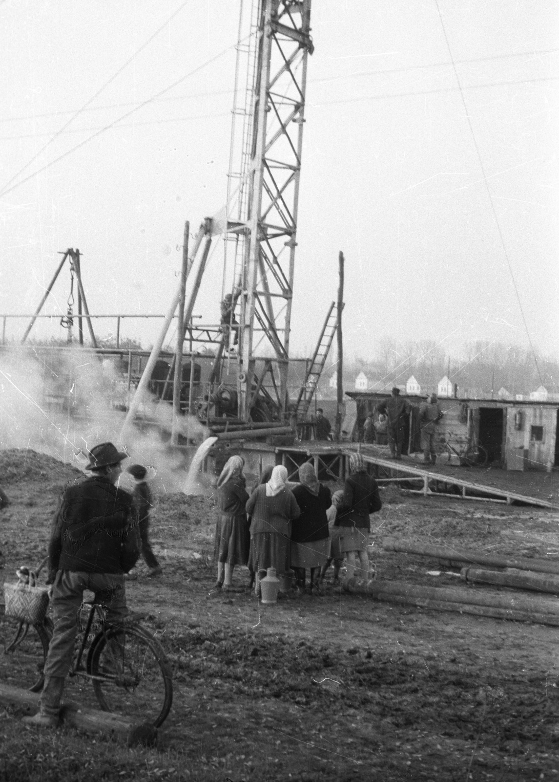 Hungary, Hajdúnánás, földgáz kutatása során feltört termálvíz a város határában., 1958, FSZEK Budapest Gyűjtemény / Sándor György, Sándor György, gaping, bicycle, Fortepan #116950