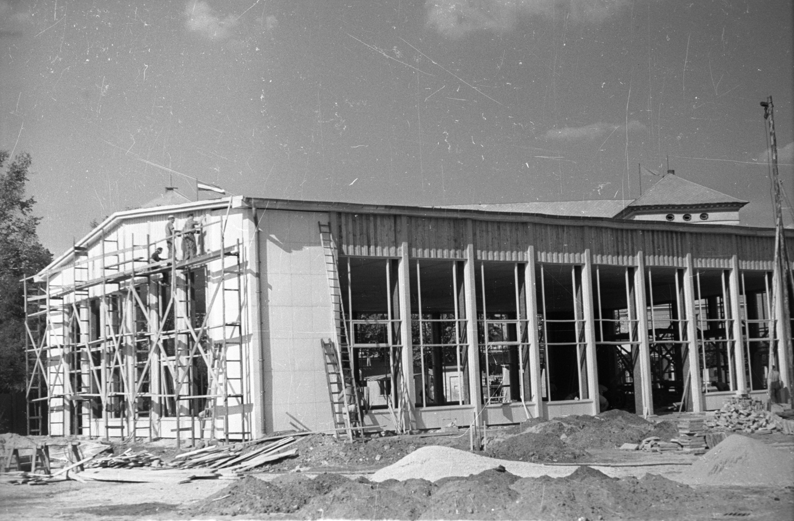 Hungary, Budapest X., Albertirsai út, vásárterület, háttérben a galopp pálya I. helyi tribünje., 1960, FSZEK Budapest Gyűjtemény / Sándor György, Sándor György, Budapest, construction, Fortepan #116957