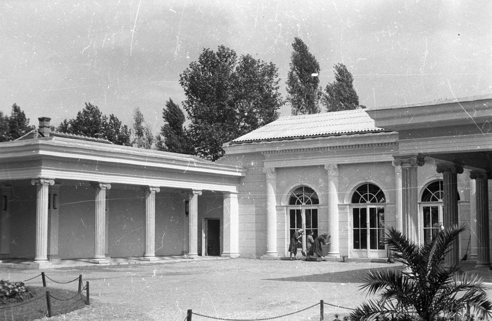 Hungary, Budapest XIV., 1958, FSZEK Budapest Gyűjtemény / Sándor György, Sándor György, Budapest, pillar, cleaning, building, Fortepan #116966