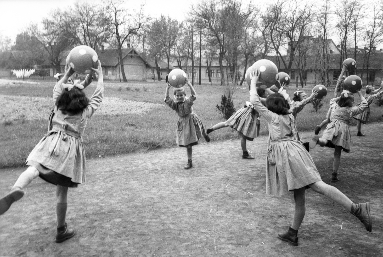 Hungary, Budapest IV., Árpád út 197., Bányai Júlia gyermekotthon., 1959, FSZEK Budapest Gyűjtemény / Sándor György, Sándor György, dance, exercise, kid, ball, Budapest, one leg standing, Fortepan #116968