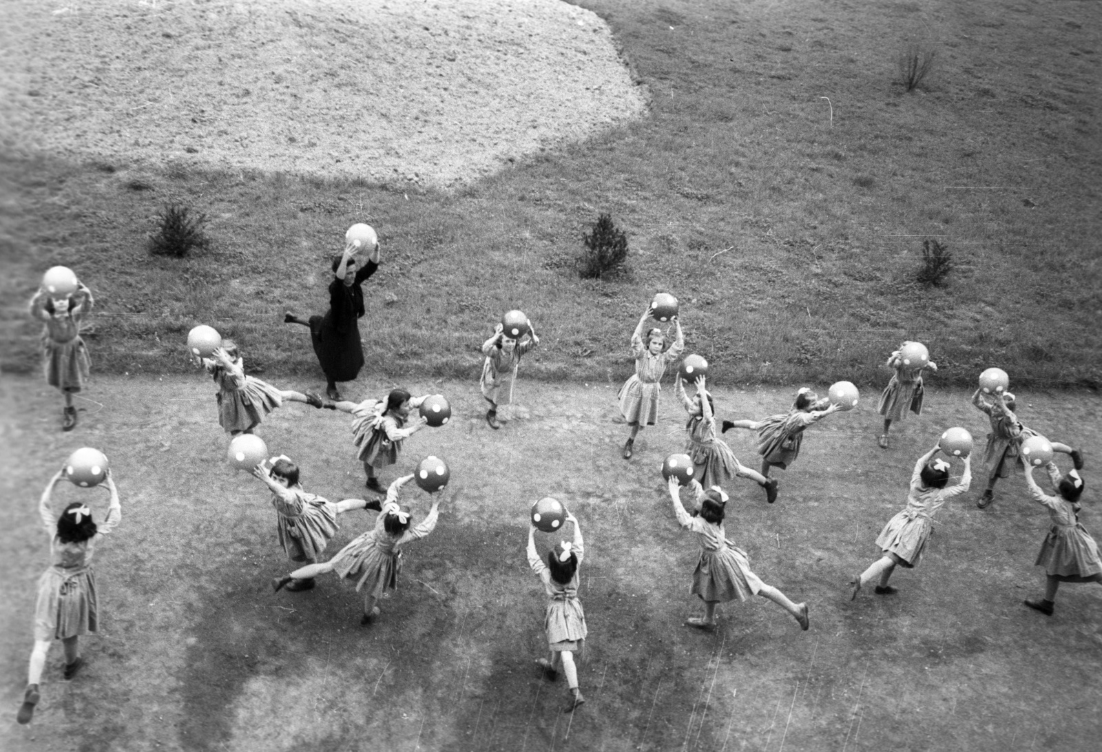 Hungary, Budapest IV., Árpád út 197., Bányai Júlia gyermekotthon., 1959, FSZEK Budapest Gyűjtemény / Sándor György, Sándor György, dance, exercise, kid, ball, Budapest, one leg standing, plan view, Fortepan #116969