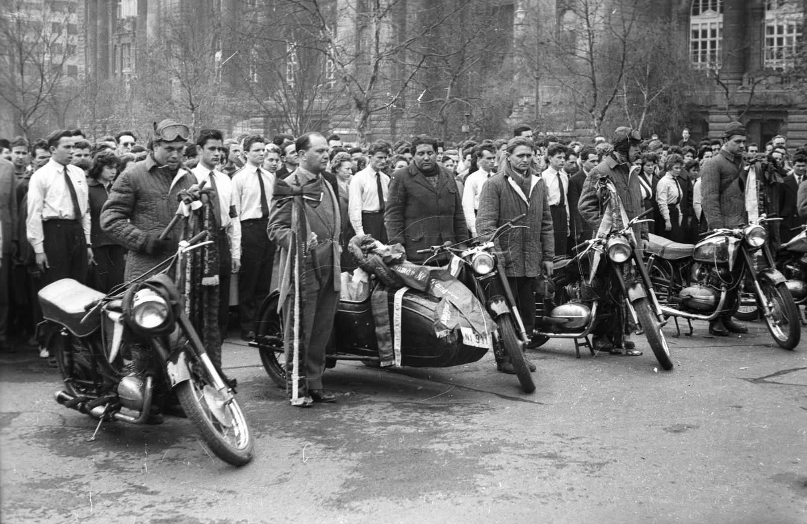 Hungary, Budapest V., Szabadság tér, a hálastaféta résztvevői a magyar fiatalok üzenetét viszik a szovjet határra., 1959, FSZEK Budapest Gyűjtemény / Sándor György, Sándor György, motorcycle, motorcycle with sidecar, Budapest, wreath, Fortepan #116971