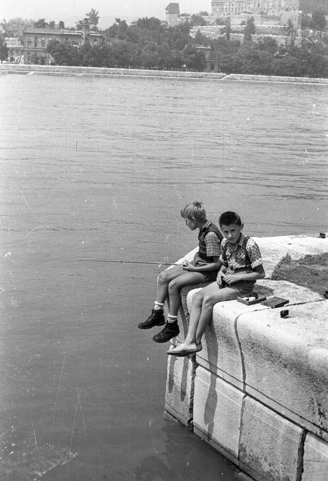 Hungary, Budapest V.,Budapest I., a pesti alsó rakpart a Vigadó tér közelében, a túlparton a Várkert (Beloiannisz) rakpart és a Királyi Palota (később Budavári Palota)., 1957, FSZEK Budapest Gyűjtemény / Sándor György, Sándor György, fishing, kids, Budapest, Danube's shore, Fortepan #116981