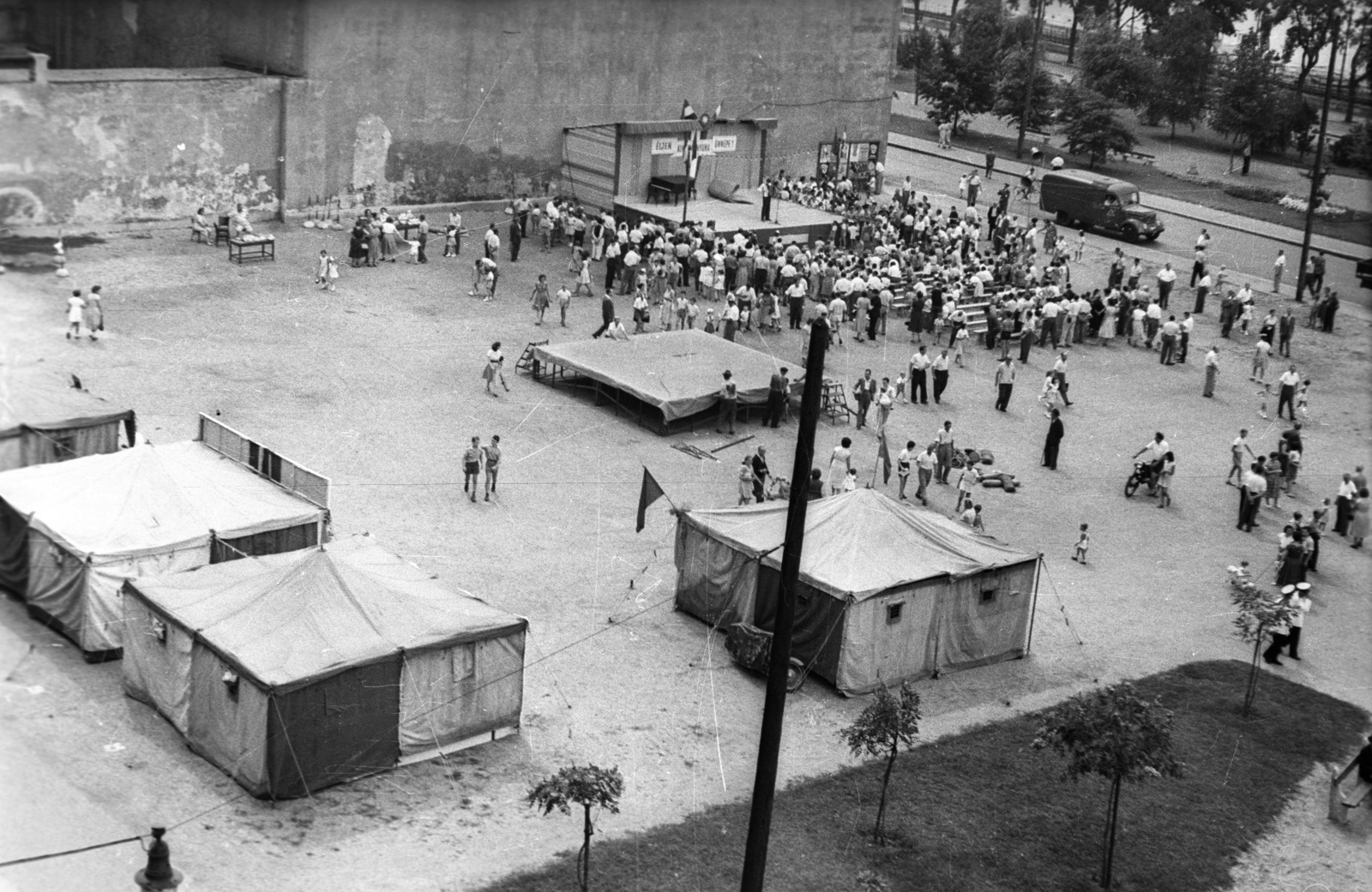Magyarország, Budapest V., Eötvös tér, augusztus 20-i rendezvény., 1957, FSZEK Budapest Gyűjtemény / Sándor György, Sándor György, Budapest, színpad, sátor, Fortepan #116986