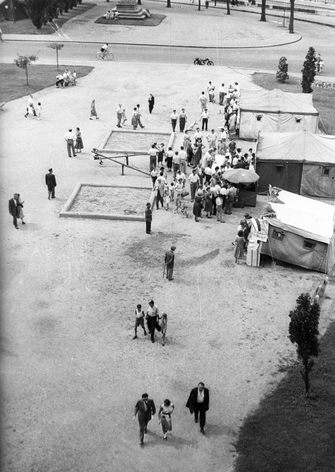 Magyarország, Budapest V., Eötvös tér, augusztus 20-i rendezvény., 1957, FSZEK Budapest Gyűjtemény / Sándor György, Sándor György, Budapest, sátor, Fortepan #116987
