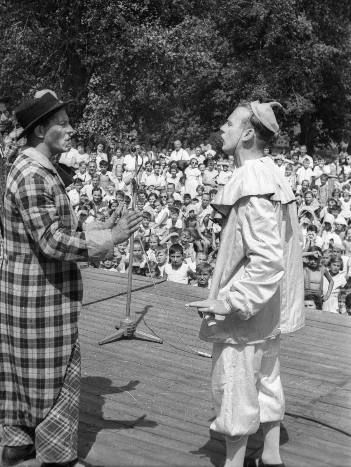 1957, FSZEK Budapest Gyűjtemény / Sándor György, Sándor György, clown, stage, checked dress, Fortepan #116989