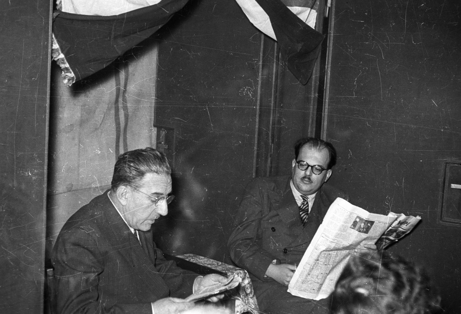 1957, FSZEK Budapest Gyűjtemény / Sándor György, Sándor György, newspaper, Fortepan #116997