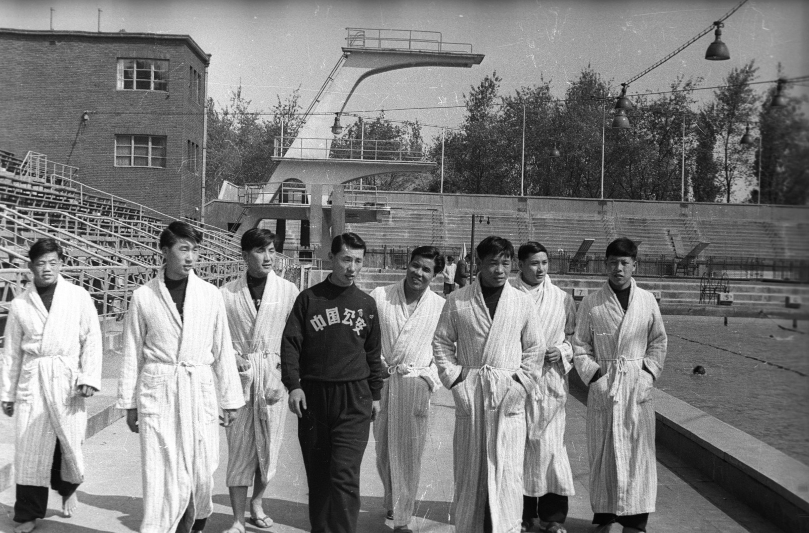 Hungary, Margit Islands, Budapest, Hajós Alfréd Nemzeti Sportuszoda, az Újpesti Dózsa nemzetközi úszó és vízilabda tornájára érkezett kínai úszók., 1959, FSZEK Budapest Gyűjtemény / Sándor György, Sándor György, sportsperson, swimming pool, diving tower, Fortepan #117001