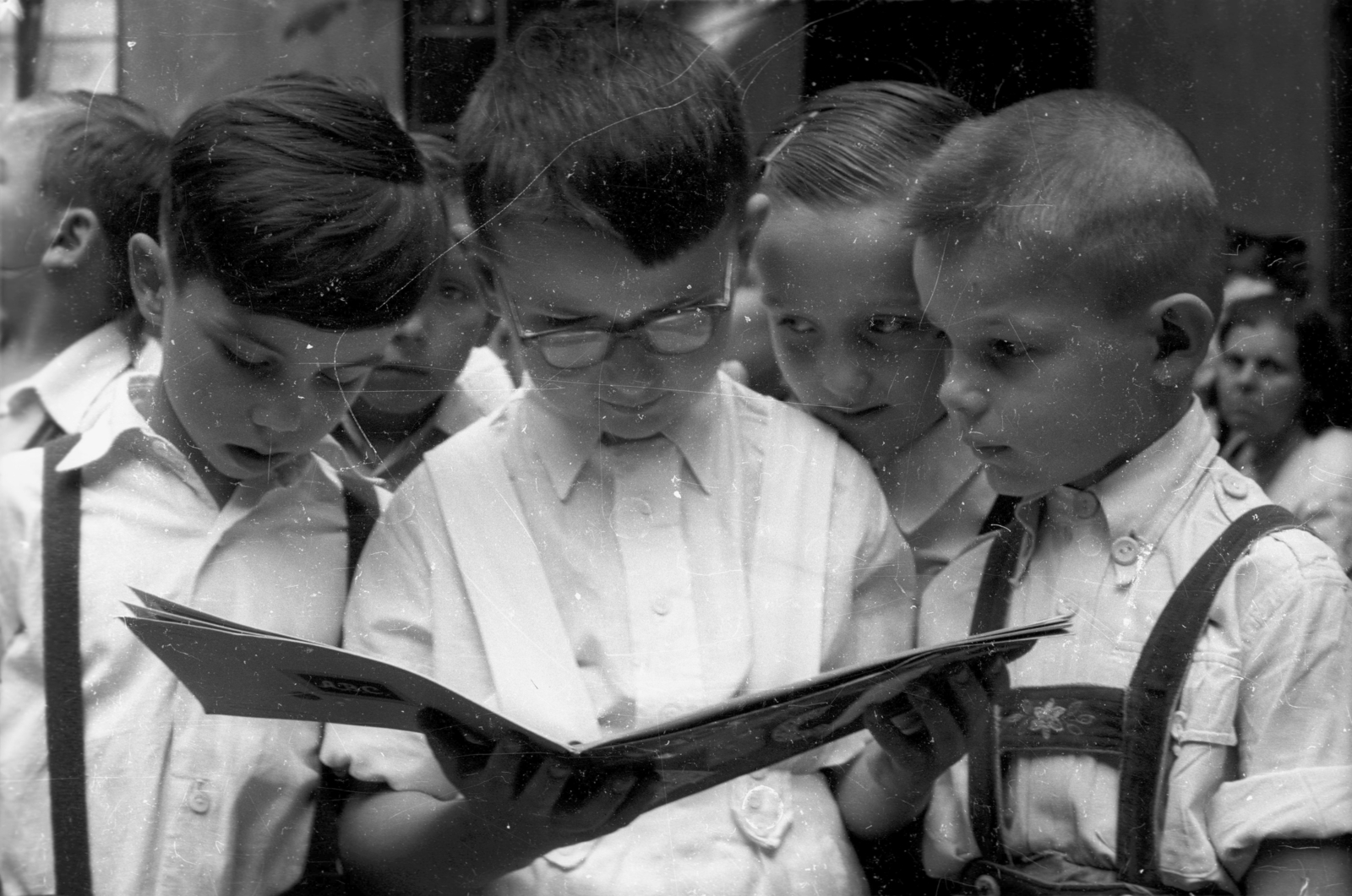 1957, FSZEK Budapest Gyűjtemény / Sándor György, Sándor György, reading, glasses, kids, Fortepan #117012