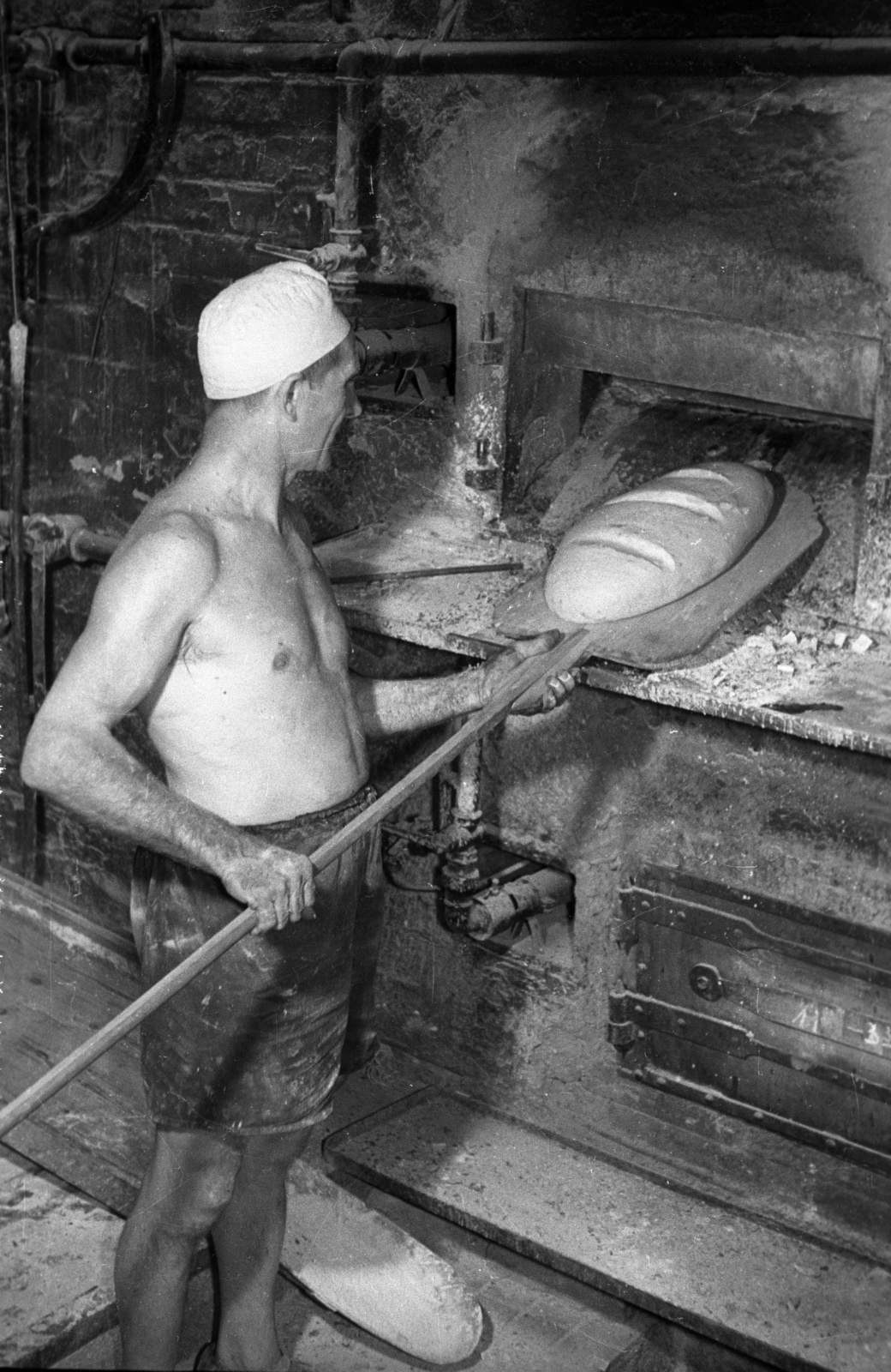 Hungary, Budapest XIX., a XVIII - XIX. kerületi Sütőipari Vállalat kispesti telepe., 1958, FSZEK Budapest Gyűjtemény / Sándor György, Sándor György, baking man, loaf of bread, Budapest, Fortepan #117015