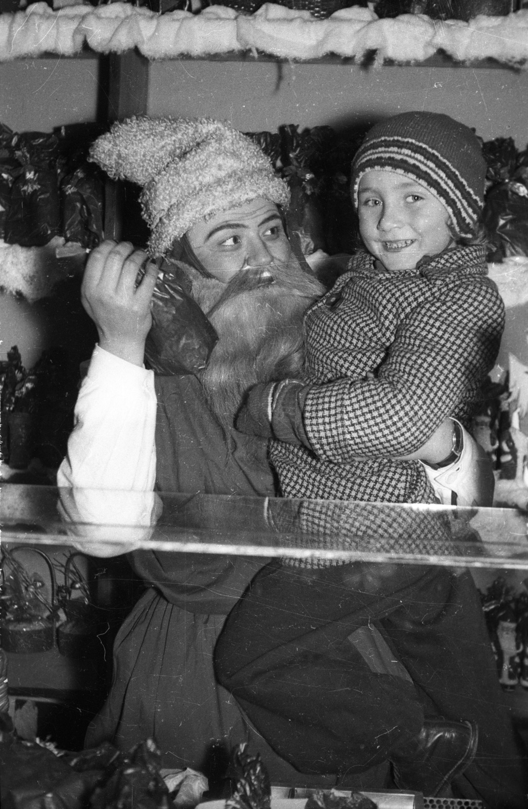 Magyarország, Budapest VII., Erzsébet (Lenin) körút - Rákóczi út sarok, a felvétel a Csemege Áruház / éjjel-nappal közért pultjánál készült., 1957, FSZEK Budapest Gyűjtemény / Sándor György, Sándor György, mikulás, Budapest, Fortepan #117016