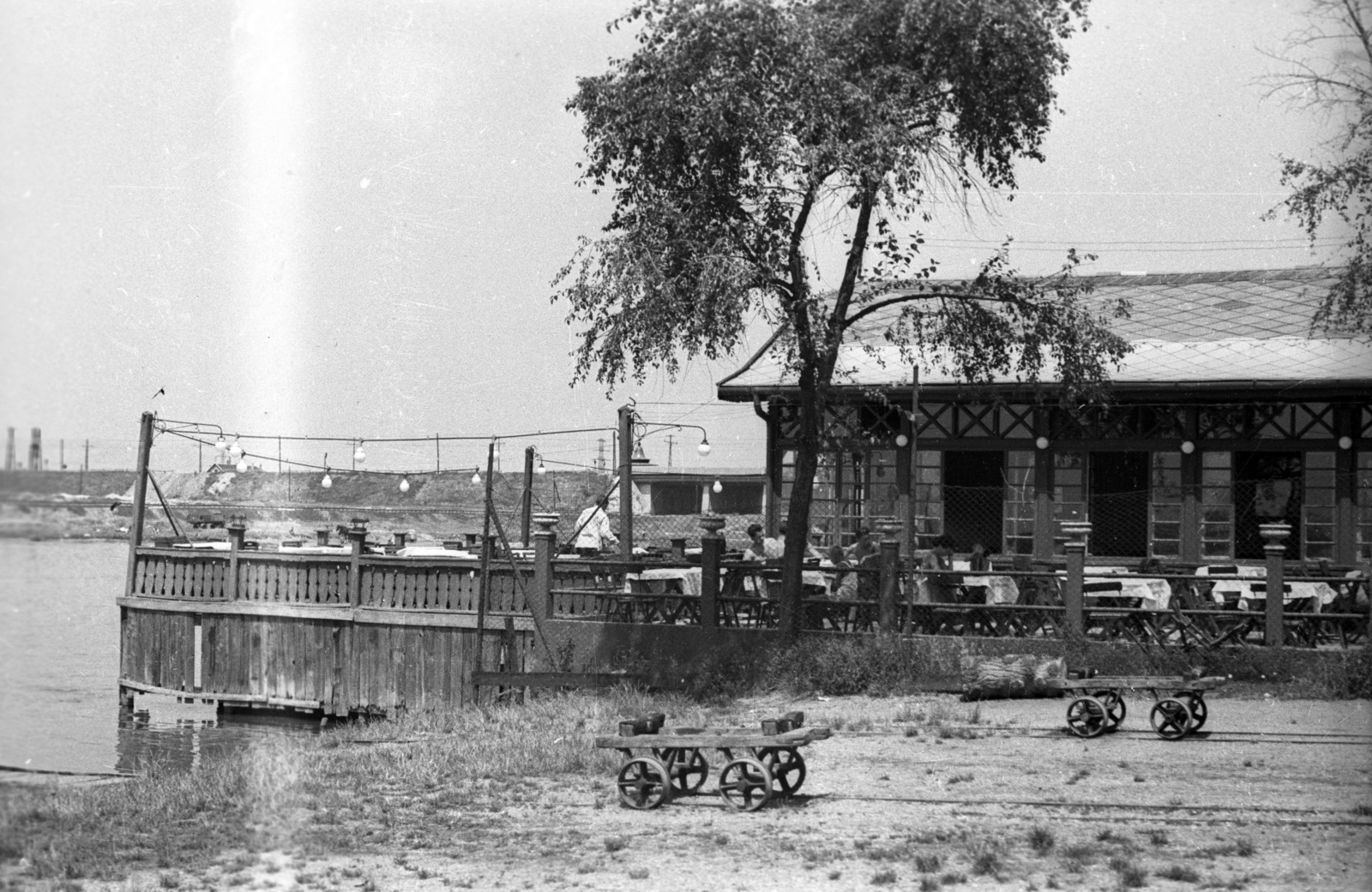 Magyarország, Budapest XI., Kopaszi gát, balra a Lágymányosi öböl., 1957, FSZEK Budapest Gyűjtemény / Sándor György, Sándor György, Budapest, kerthelyiség, vendéglő, Fortepan #117017