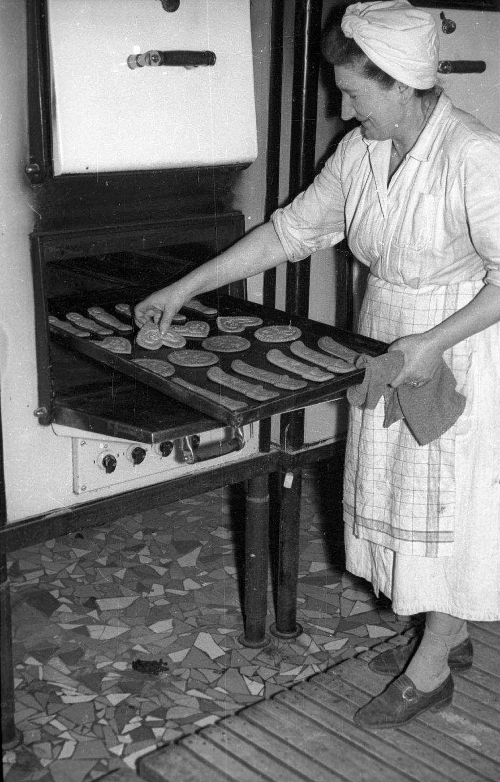 1957, FSZEK Budapest Gyűjtemény / Sándor György, Sándor György, pastry, gas stove, baking industry, bakery, Fortepan #117020