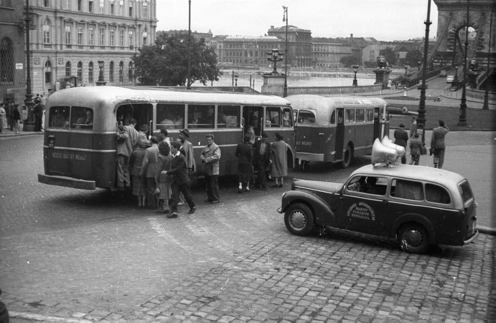 Magyarország, Budapest I., Clark Ádám tér, balra a Lánchíd Palota, jobbra a Széchenyi Lánchíd., 1957, FSZEK Budapest Gyűjtemény / Sándor György, Sándor György, autóbusz, magyar gyártmány, Ikarus-márka, MÁVAG-márka, hangszóró, MÁVAG Tr5, Ikarus 30, Budapest, Skoda-márka, csehszlovák gyártmány, Skoda 1101/1102 Tudor, Fortepan #117024