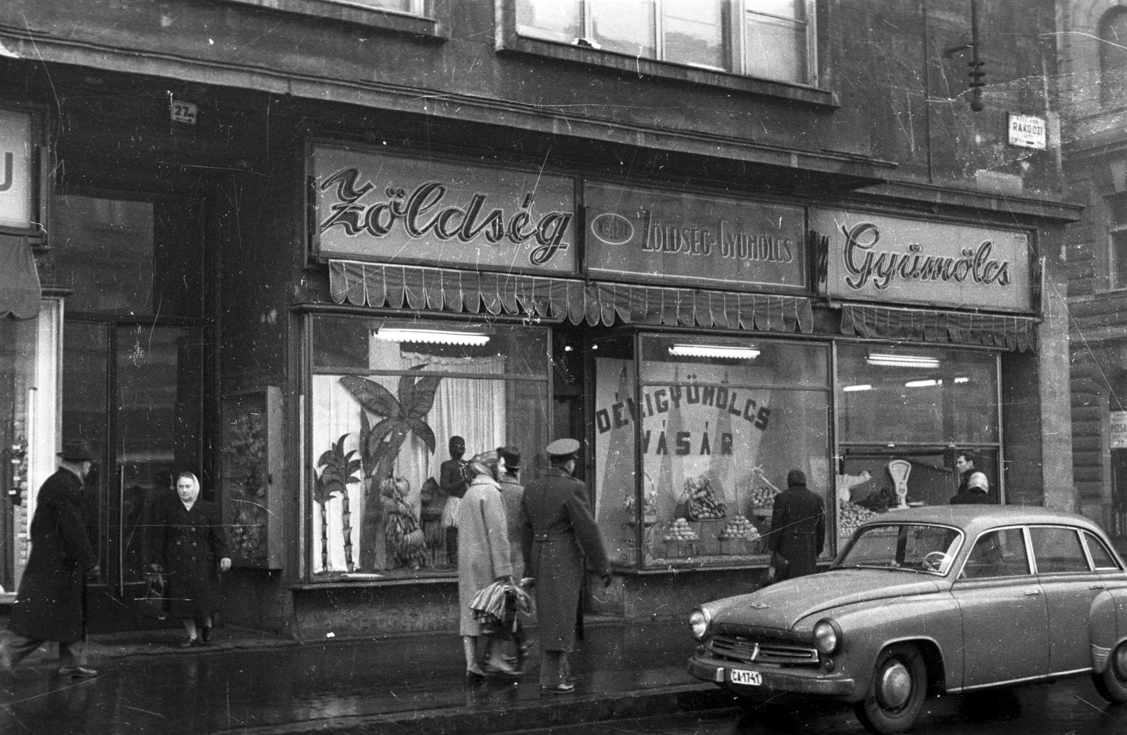 Hungary, Budapest VIII., Rákóczi út 27/a, jobbra a Vas utca., 1960, FSZEK Budapest Gyűjtemény / Sándor György, Sándor György, Show window, shop, fruit, store display, greengrocer, Budapest, banana, number plate, Fortepan #117036