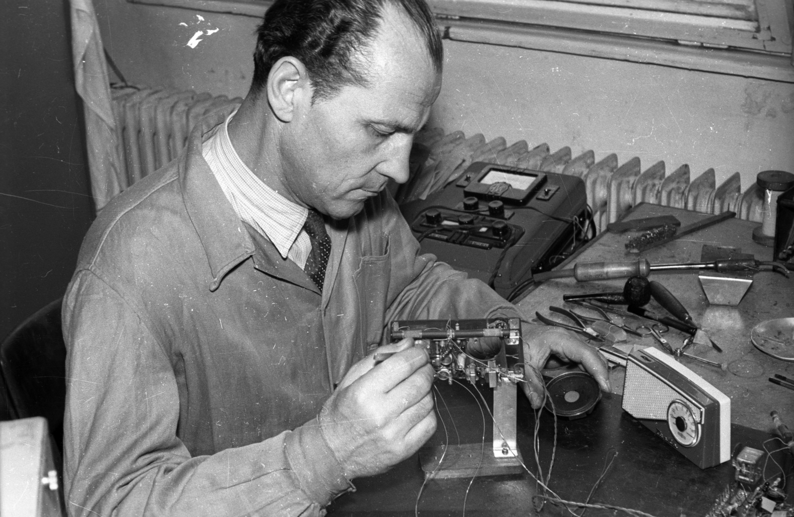 Hungary, Budapest XI., Petzvál József utca 31., Elektromechanikai Vállalat (EMV), a brüsszeli világkiállításon nagydíjat nyert »Tünde« tranzisztoros zsebrádió tesztelése., 1958, FSZEK Budapest Gyűjtemény / Sándor György, Sándor György, portable radio, Budapest, Fortepan #117043