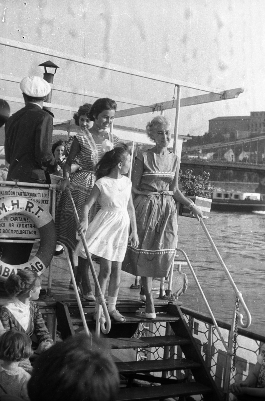 Hungary, Budapest, a Duna a Széchenyi Lánchíd közelében, divatbemutató a Szabadság sétahajó fedélzetén., 1958, FSZEK Budapest Gyűjtemény / Sándor György, Sándor György, scale model, girl, summer dresses, lifebelt, Fortepan #117050