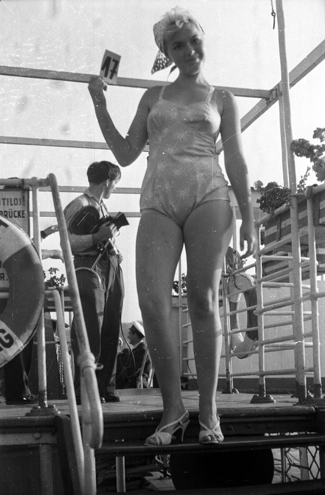 Hungary, Budapest, divatbemutató a Szabadság sétahajó fedélzetén., 1958, FSZEK Budapest Gyűjtemény / Sándor György, Sándor György, bathing suit, scale model, movie camera, Fortepan #117051