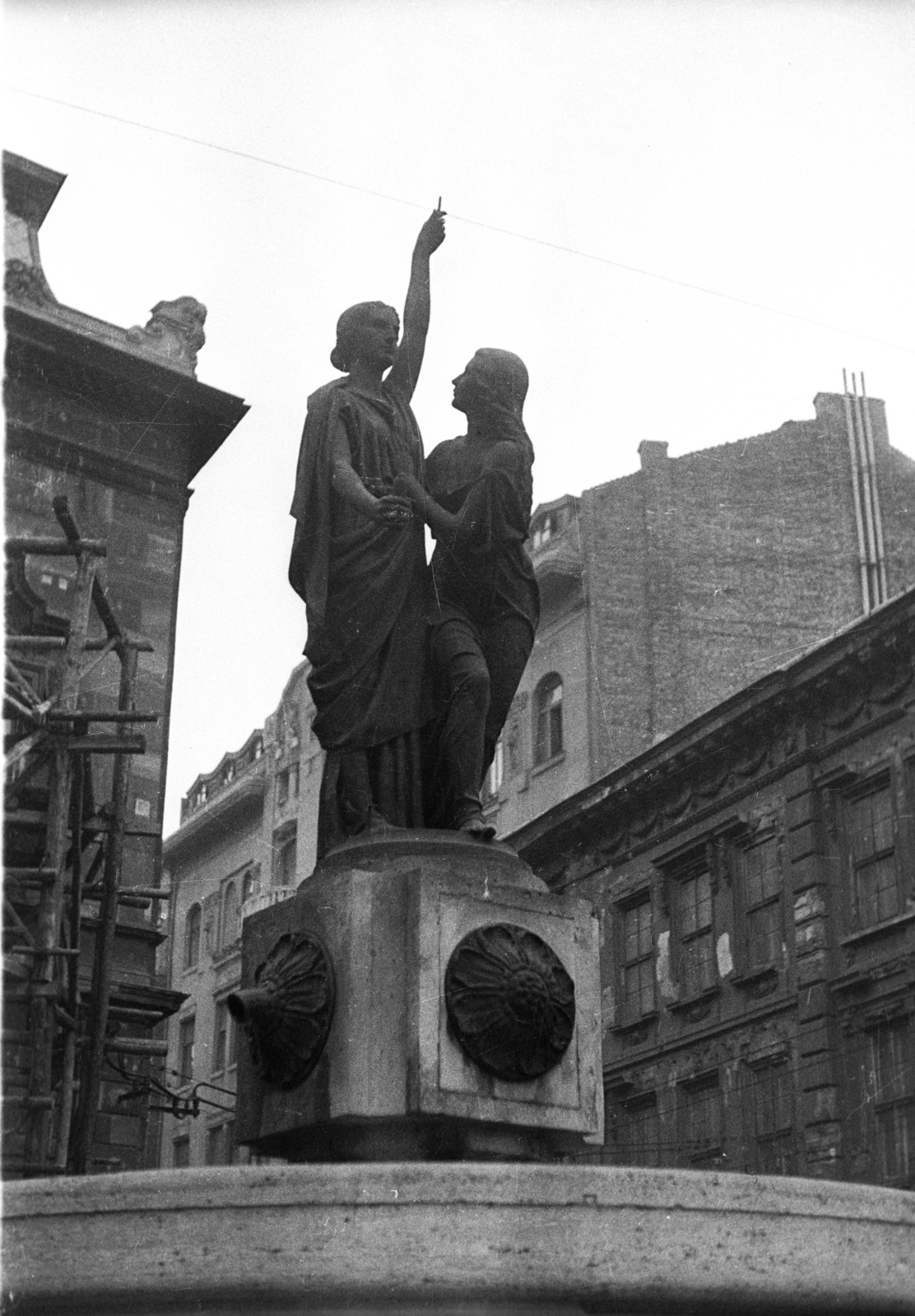 Hungary, Budapest VIII., Szabó Ervin tér (Baross utca), Magyar Igazság kútja, alternatív elnevezés: Justitia-kút (Szentgyörgyi István, 1929.), 1959, FSZEK Budapest Gyűjtemény / Sándor György, Sándor György, Budapest, fountain, Fortepan #117056