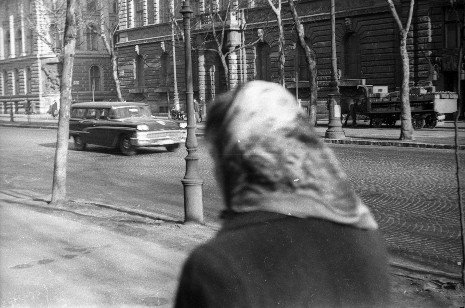 Hungary, Budapest VI., Andrássy út (Népköztársaság útja), szemben balra az Izabella utca sarkon a 73-75. szám, a MÁV Igazgatóságának épülete., 1959, FSZEK Budapest Gyűjtemény / Sándor György, Sándor György, Ford-brand, Budapest, headscarf, Fortepan #117059