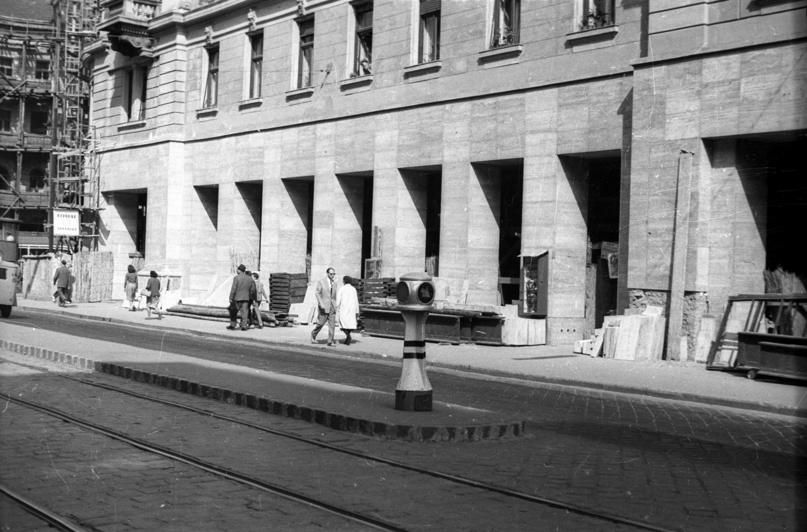 Hungary, Budapest VII., Rákóczi út, Csemege Áruház / éjjel-nappal közért épülete az Erzsébet (Lenin) körút sarkán. Balra a körút túloldalán az EMKE ház látszik felállványozva., 1958, FSZEK Budapest Gyűjtemény / Sándor György, Sándor György, archway, Budapest, csibi lamp, Fortepan #117061